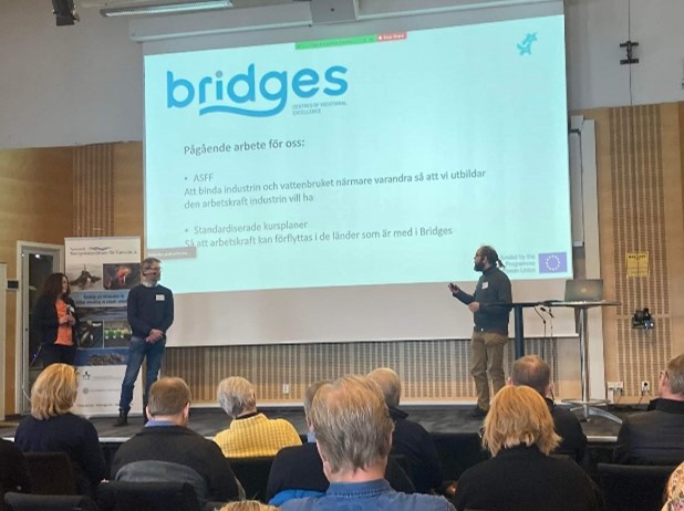 Mikael Thörn (VET), Daniel Krång (higher VET) and Wenche Hansen (Matfiskodlarna) precent Bridges project on the Swedish national Aquaculture conference. Mikael Thörn (VET), Daniel Krång (higher VET) and Wenche Hansen (Matfiskodlarna) precent Bridges project on the Swedish national Aquaculture conference.